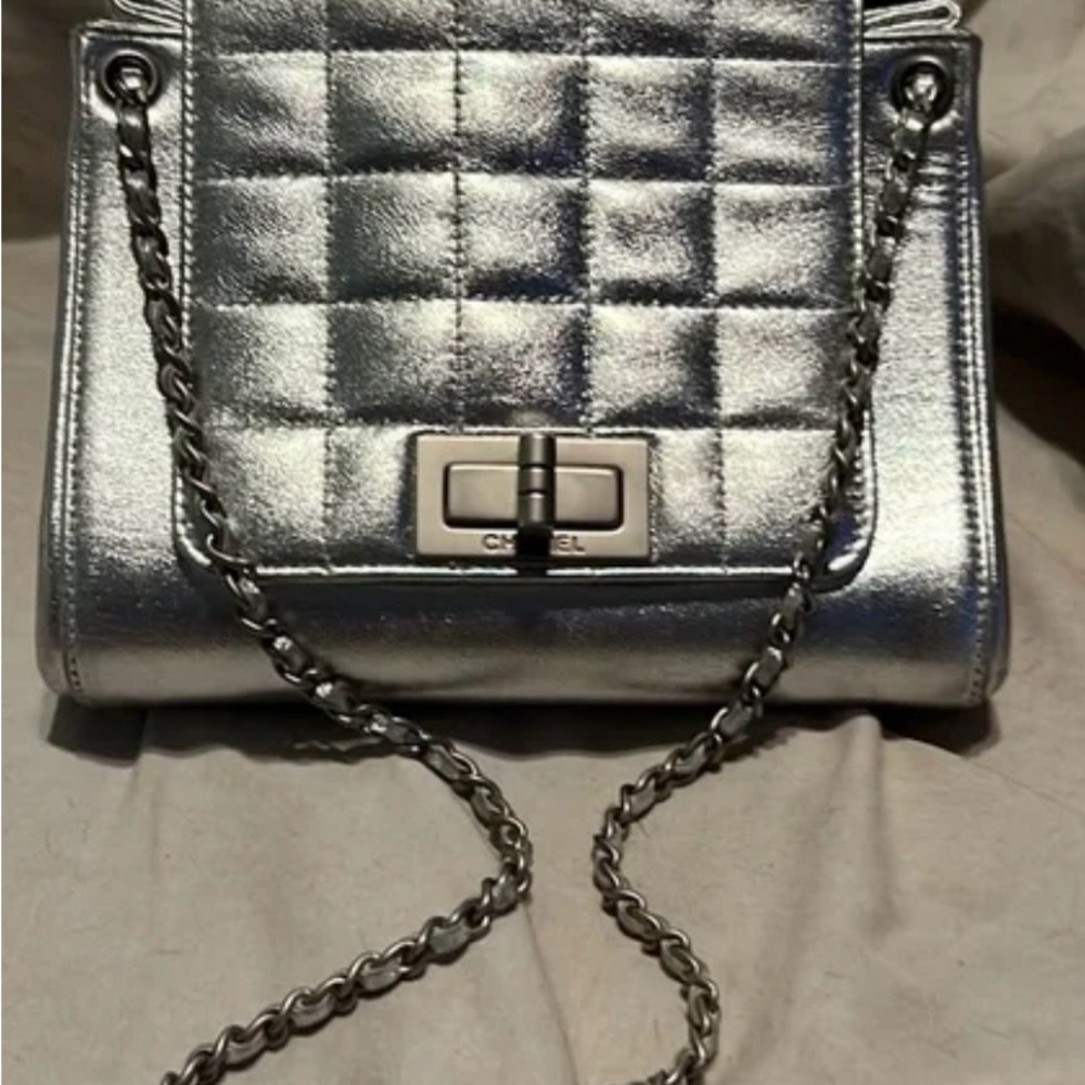 Authentic Chanel Metallic Lambskin Small
Chocolate Bar Accordion
Flap Silver